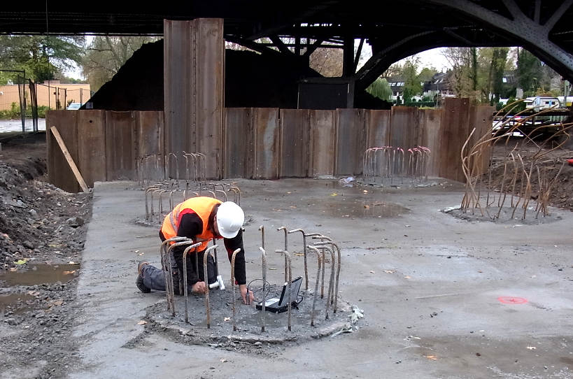 m.i.t-Mitarbeiter beim Integritätstest per Hammerschlagmethode auf der Baustelle