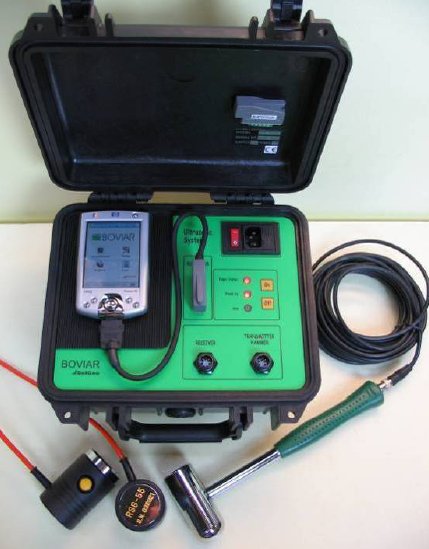 Messequipment mit Hammer und Sensoren für die Durchschallung von Gebäudeelementen